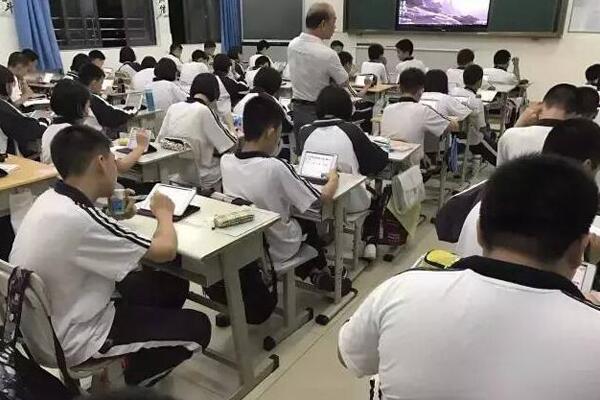 師生人手一臺(tái)平板電腦 ,這樣的課堂你上過(guò)嗎？